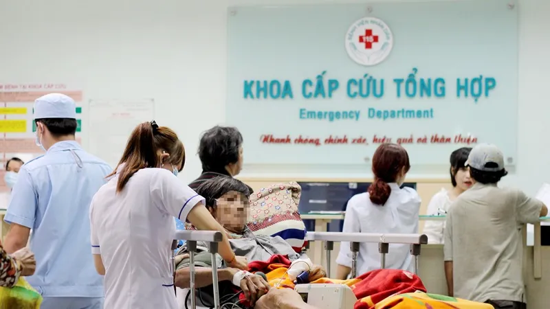 Các bác sĩ khoa cấp cứu Bệnh viện Nhân dân 115 đang tích cực chăm sóc, điều trị cho bệnh nhân