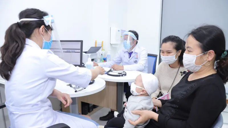 Trẻ tiêm chủng tại VNVC
