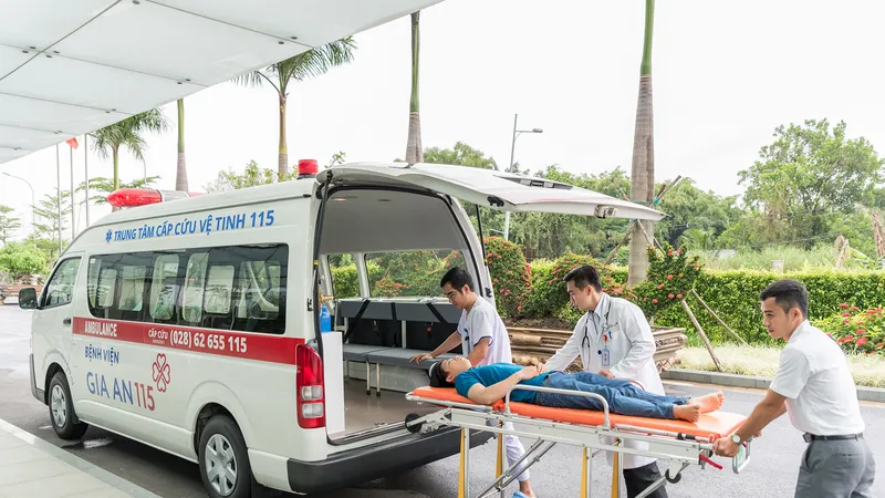 Các y bác sĩ đang vận chuyển cấp cứu bệnh nhân