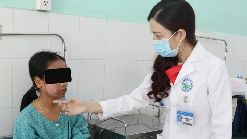 BS Võ Thị Đoan Phượng khám cho bệnh nhân sau gần 1 tuần điều trị