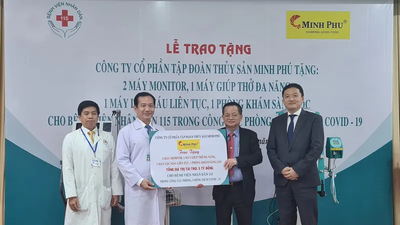 TS-BS Phan Văn Báu nhận bảng tiếp nhận trang thiết bị y tế từ Công ty cổ phần Tập đoàn thủy sản Minh Phú