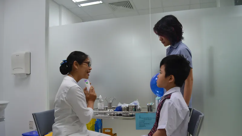 Bác sĩ đang tư vẫn tiêm chủng cho trẻ