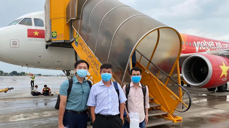 Ê kíp bác sĩ Bệnh viện Chợ Rẫy lên đường ra Đà Nẵng. Ảnh: BVCC