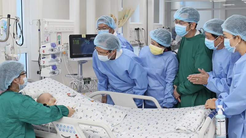 Phó Chủ tịch Thường trực UBND TPHCM Lê Thanh Liêm và đoàn công tác TPHCM thăm 2 bé mổ tách song sinh Trúc Nhi và Diệu Nhi tại Bệnh viện Nhi đồng Thành phố, chiều 27-7-2020. Ảnh: HOÀNG HÙNG