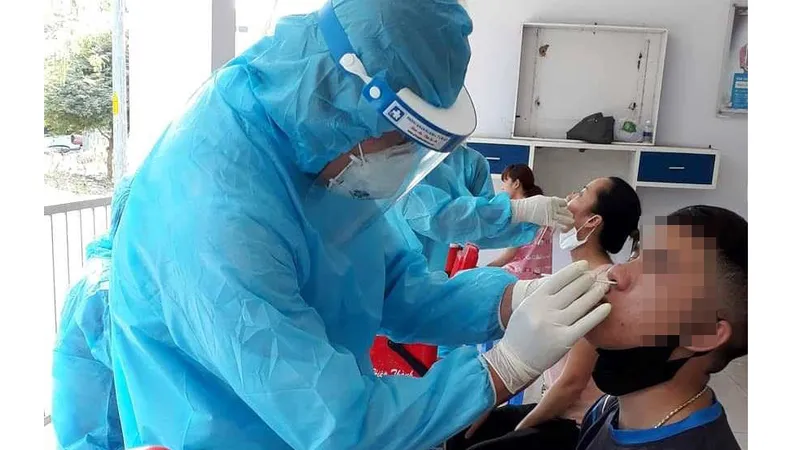 Nhân viên y tế lấy mẫu xét nghiệm virus SARS-CoV-2