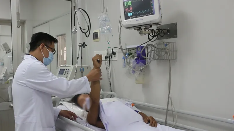 Bác sĩ đang chăm sóc và điều trị cho bệnh nhân