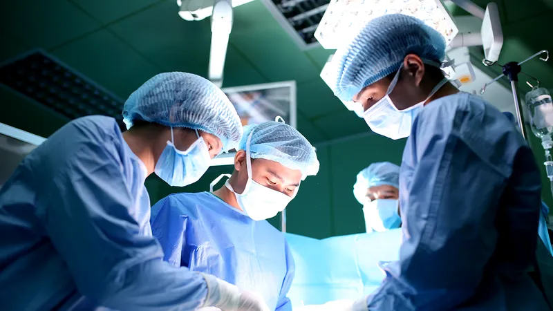 Ekip bác sĩ đang tiến hành phẫu thuật cho bệnh nhân