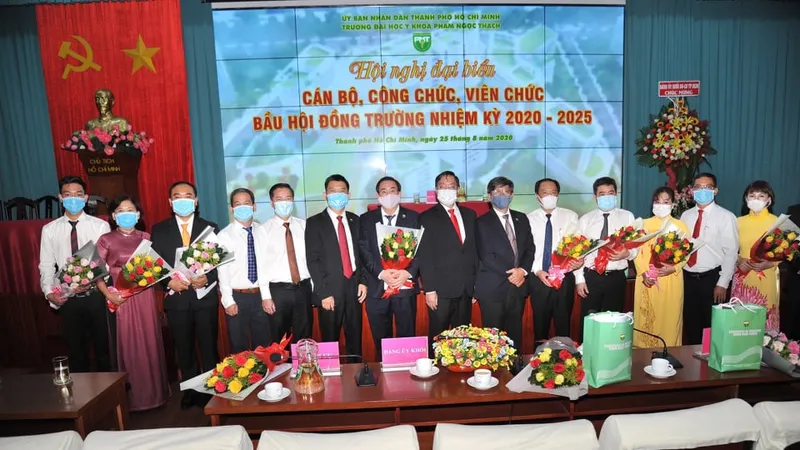 Các thành viên trong hội đồng trường