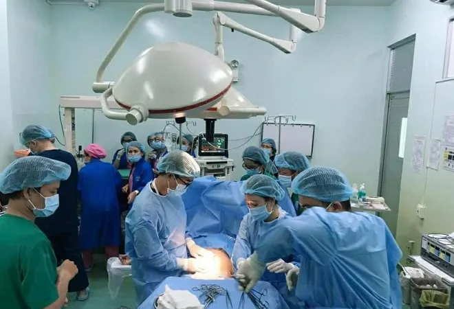 Bé sơ sinh non tháng có khối u Teratoma vùng mặt cổ rất lớn được mổ lấy ra thành công 