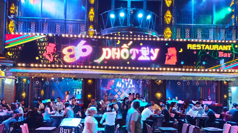 TPHCM: Vũ trường, bar mở lại, sự kiện đông người được tổ chức bình thường từ 18 giờ hôm nay 7-9