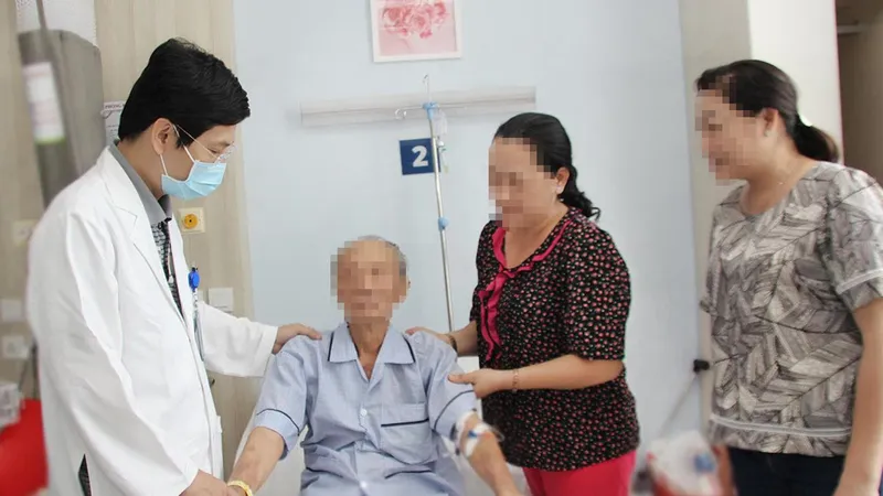 Bác sĩ đang thăm khám cho bệnh nhân