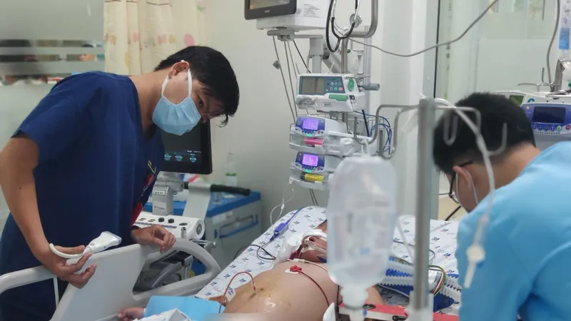 Bé trai bị sốc sốt xuất huyết phải truyền hơn 2 lít máu và chế phẩm máu