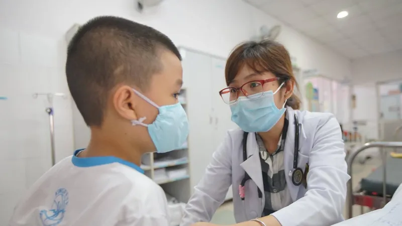 Bác sĩ thăm khám cho một em học sinh trường Tiểu học Bình Trưng Đông nghi ngộ độc thực phẩm