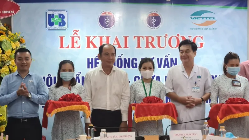 Các đại biểu cắt băng khai trương hệ thống tư vấn, khám chữa bệnh từ xa Bệnh viện Ung bướu TPHCM