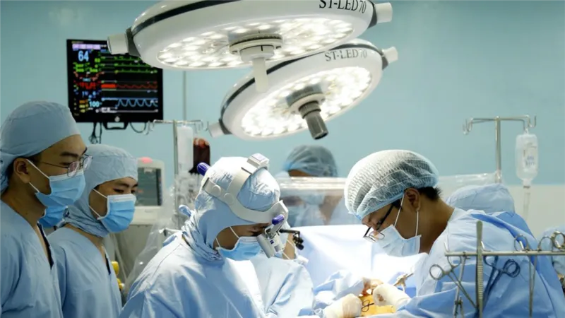Các bác sĩ tiến hành phẫu thuật cho bệnh nhân 