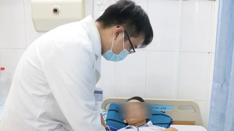 Bác sĩ đang thăm khám cho bệnh nhân