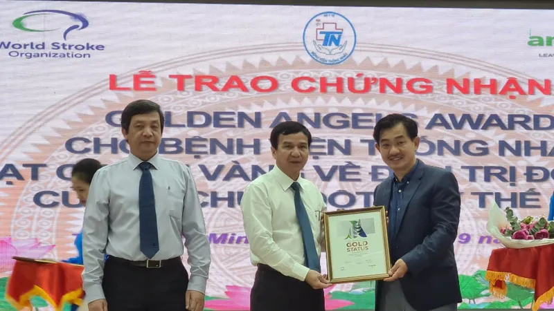 PGS-TS Nguyễn Huy Thắng, Phó Chủ tịch Hội Đột quỵ Việt Nam (bìa phải) trao giấy chứng nhận tiêu chuẩn vàng quốc tế về điều trị đột quỵ cho Bệnh viện Thống Nhất