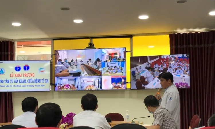 Các bác sĩ Bệnh viện Nhi đồng 1 cùng hội chẩn với Bệnh viện Sản Nhi An Giang 