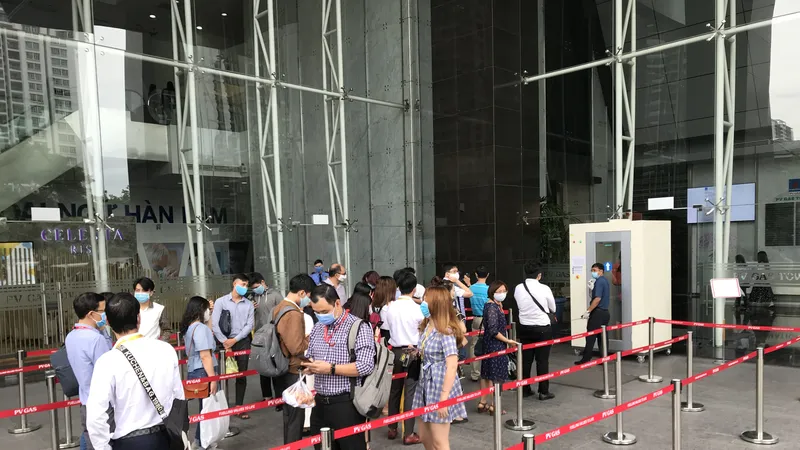 Người dân đeo khẩu trang tại Trung tâm thương mại. Ảnh: HOÀNG HÙNG