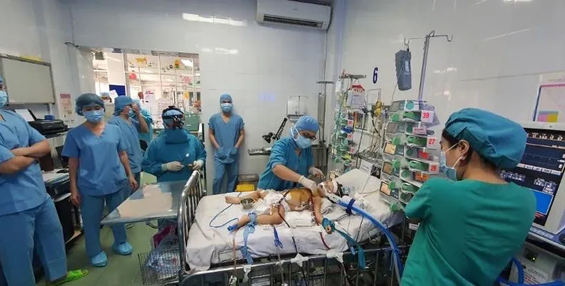 Các bác sĩ đang chăm sóc cho bệnh nhi