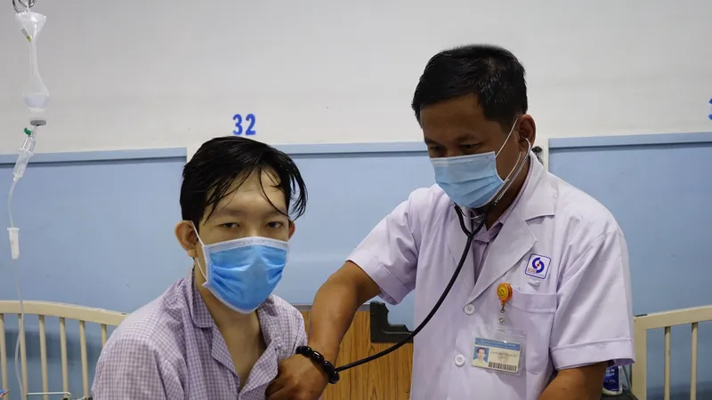 Bác sĩ đang thăm khám cho bệnh nhân sau phẫu thuật
