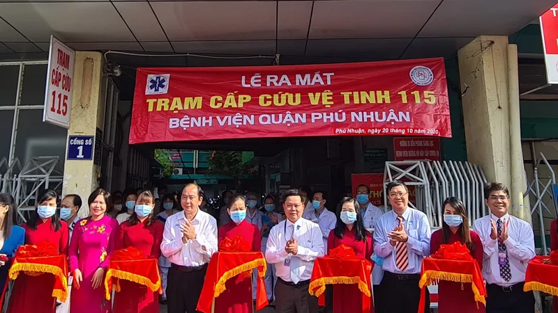 Các đại biểu cắt băng khánh thành lễ ra mắt trạm cấp cứu vệ tinh 115 thứ 34 tại quận Phú Nhuận