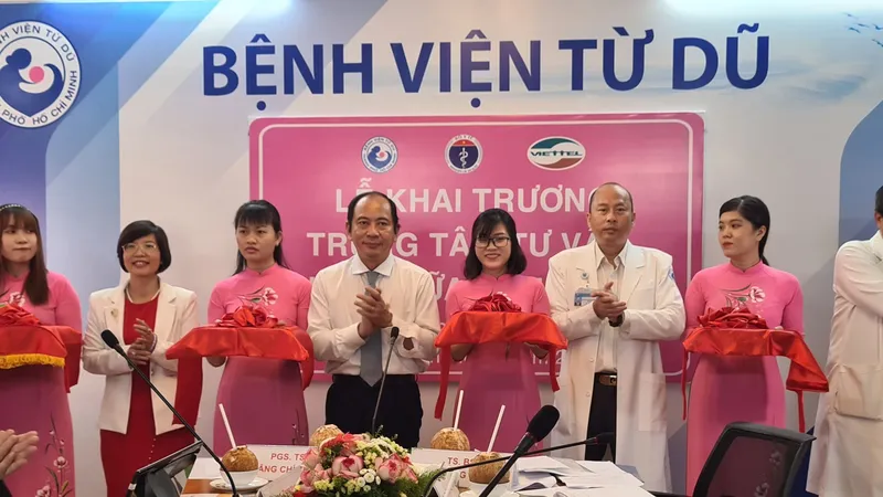 Cắt băng khai trương Hệ thống tư vấn, khám chữa bệnh từ xa tại Bệnh viện Từ Dũ vào sáng 22-10-2020.