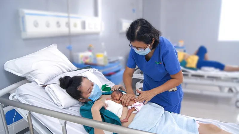 Bác sĩ đang thăm khám cho mẹ con sản phụ ẢNH: BVCC