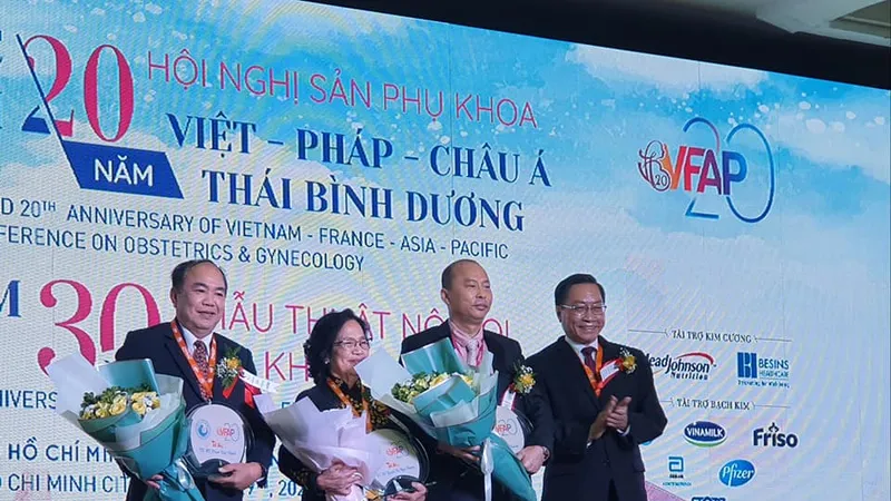 GS-TS Nguyễn Tấn Bỉnh, Giám đốc Sở Y tế TPHCM tặng hoa chúc mừng các cá nhân tổ chức thành công Hội nghị sản phụ khoa Việt – Pháp - Châu Á - Thái Bình Dương qua các năm 