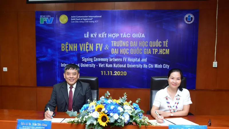 Tiến sĩ Trần Tiến Khoa, Hiệu trưởng Trường ĐH Quốc tế và bà Phạm Thị Thanh Mai, Giám đốc điều hành Bệnh viện FV ký kết thỏa thuận hợp tác giữa 2 đơn vị 