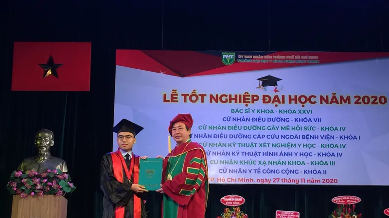 PGS-TS Ngô Minh Xuân, Hiệu trưởng Trường Đại học Y Khoa Phạm Ngọc Thạch trao bằng tốt nghiệp cho tân bác sĩ