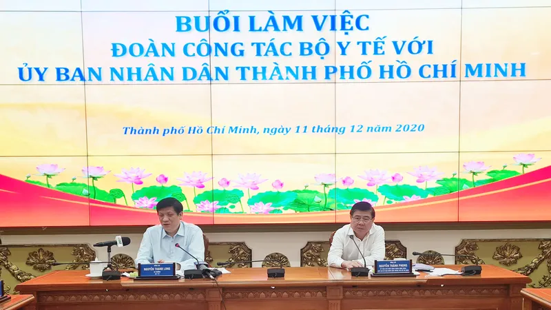 Đồng chí Nguyễn Thành Phong, Ủy viên Trung ương Đảng, Phó Bí thư Thành ủy, Chủ tịch UBND TPHCM và Bộ trưởng Bộ Y tế Nguyễn Thanh Long chủ trì buổi làm việc
