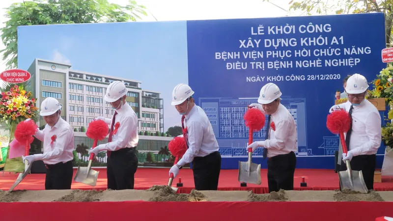 Các đại biểu thực hiện nghi thức khởi công