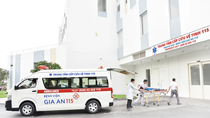 Trượt chân té ở hồ bơi, bé trai suýt tử vong