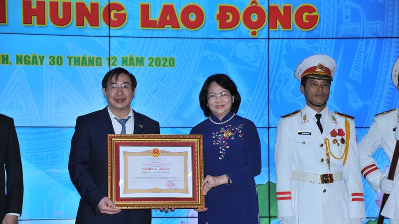 Phó Chủ tịch nước Đặng Thị Ngọc Thịnh đã trao tặng danh hiệu Anh hùng Lao động thời kỳ đổi mới giai đoạn 2009-2019 cho Trường Đại học Y khoa Phạm Ngọc Thạch