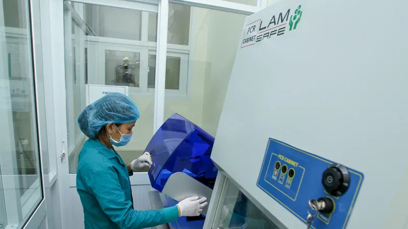 Nhân viên Bệnh viện Quân y 7A xét nghiệm virus SARS-CoV-2. Ảnh: HOÀNG HÙNG