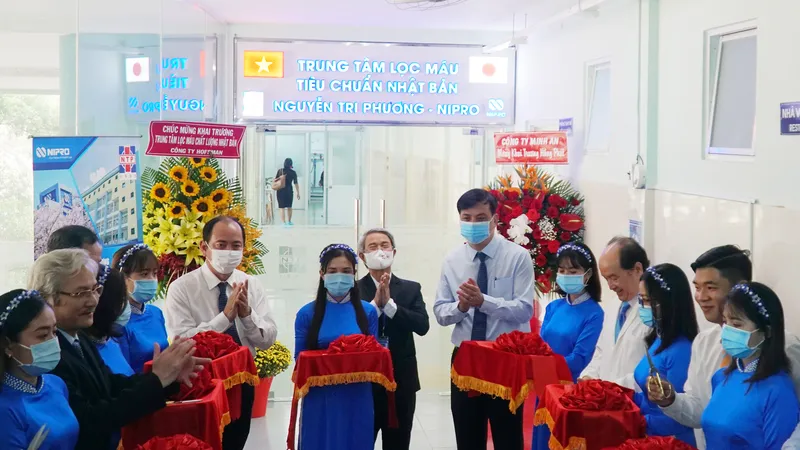 Các đại biểu tham dự cắt băng khánh thành Trung tâm lọc máu theo tiêu chuẩn Nhật Bản tại Bệnh viện Nguyễn Tri Phương