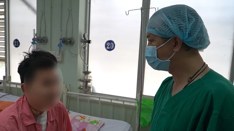 Bác sĩ đang thăm khám cho bệnh nhân