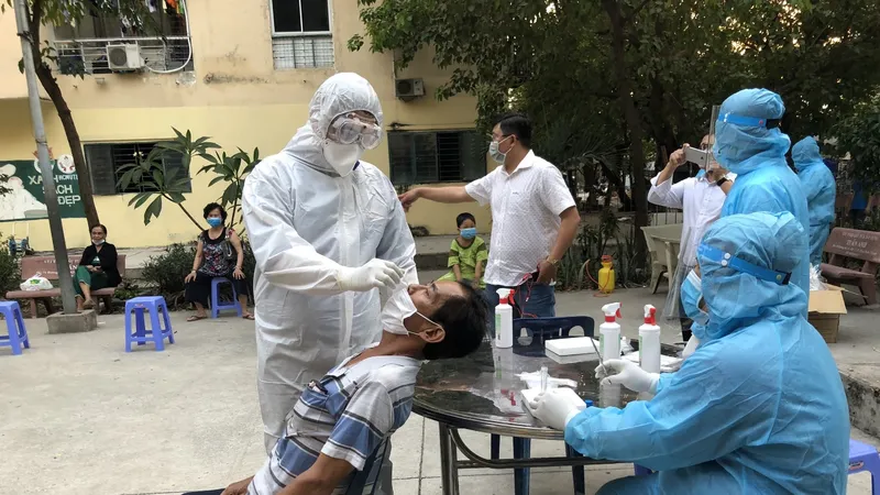 Ngành y tế TP lấy mẫu xét nghiệm. Ảnh minh họa