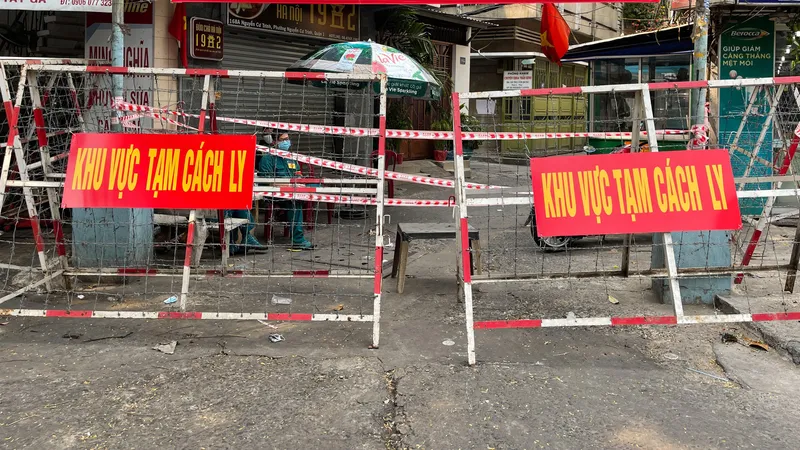 Khu Mả Lạng với hàng ngàn dân đã được cách ly do liên quan ca nhiễm ở sân bay Tân Sơn Nhất. Ảnh: HOÀNG HÙNG