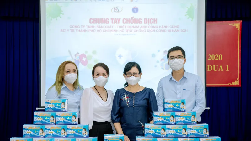 Đại diện Công ty Nam Anh trao tặng khẩu trang cho Sở Y tế TPHCM