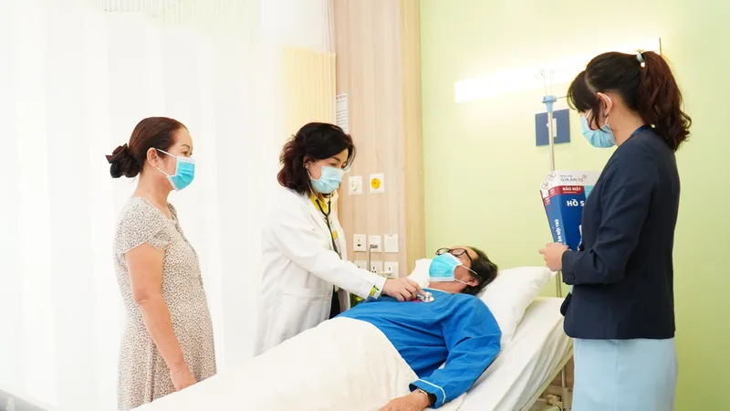 Bác sĩ đang thăm khám cho bệnh nhân