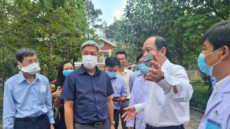 Thứ trưởng Bộ Y tế Nguyễn Trường Sơn kiểm tra công tác phòng chống dịch tại Bệnh viện Bệnh lý hô hấp cấp tính Củ Chi