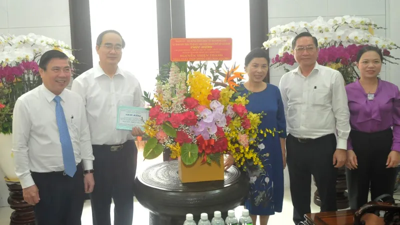 Chủ tịch UBND TPHCM Nguyễn Thành Phong thăm hỏi gia đình Giáo sư, Bác sĩ, Anh hùng Lao động, Thầy thuốc Nhân dân Nguyễn Thiện Thành. Ảnh: CAO THĂNG