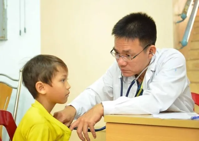 PGS-TS-BS Lê Minh Khôi đang thăm khám cho bệnh nhi