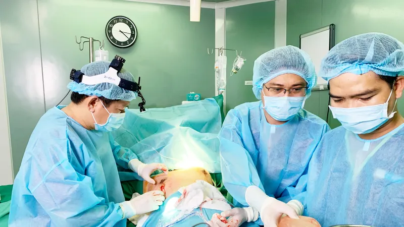 Ekip bác sĩ đang tiến hành mổ cấp cứu cho bệnh nhân