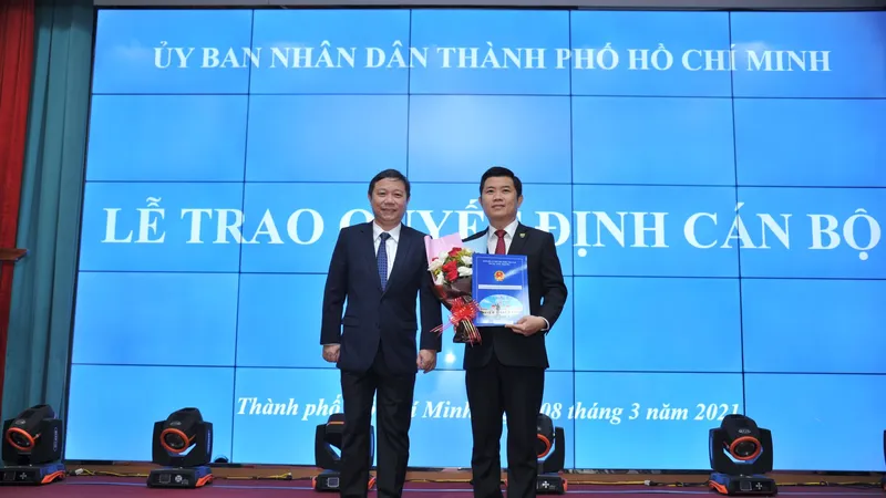 Phó Chủ tịch UBND TPHCM trao quyết định cho PGS-TS Nguyễn Thanh Hiệp