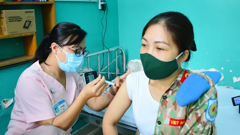  Cán bộ, chiến sĩ Bệnh viện Dã chiến 2.3 được tiêm vaccine Covid-19 trước khi lên đường đến Nam Sudan làm nhiệm vụ. Ảnh: TRẦN CHÍNH