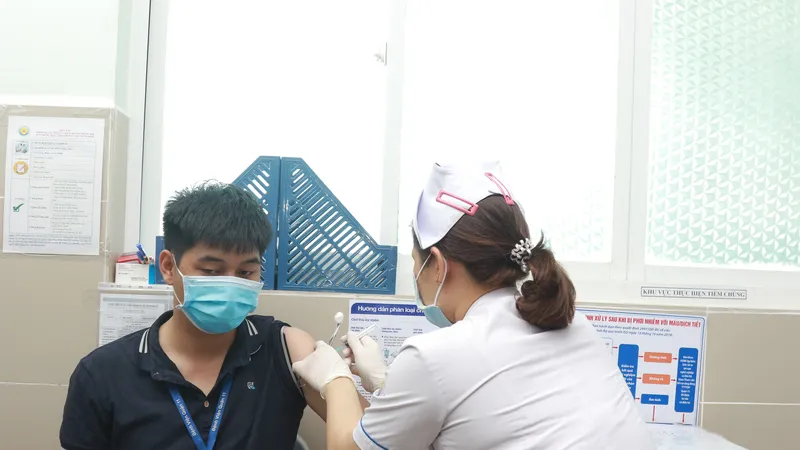 Nhân viên y tế quận 11 tiêm vaccine Covid-19 vào sáng 24-3 