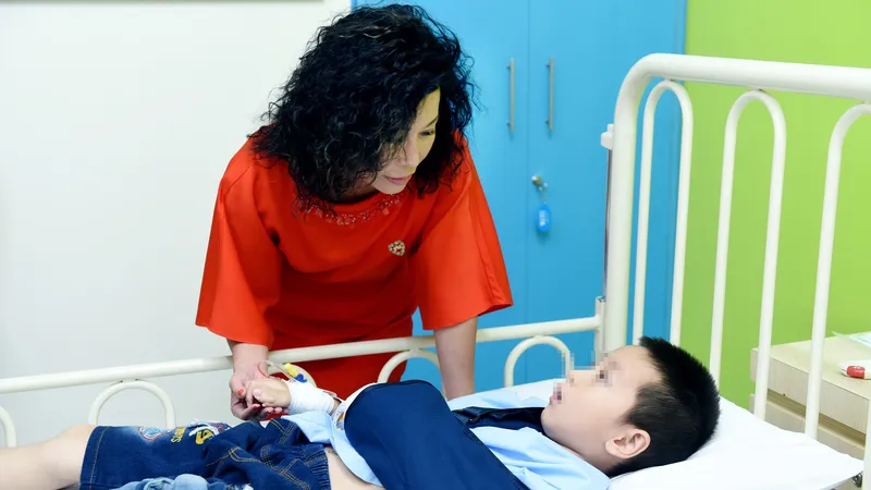 Bà Nguyễn Thị Lệ Thu, Chủ tịch Hội đồng quản lý Quỹ Nâng bước tuổi thơ thăm em nhỏ bị dị tật